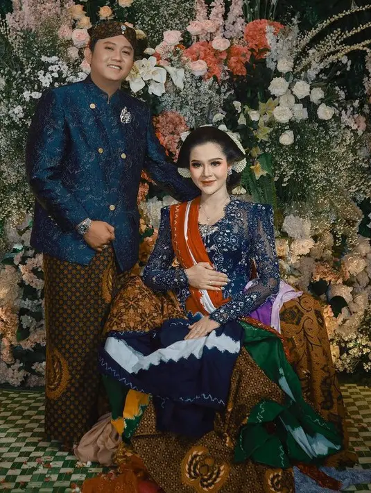 Bella Bonita juga baru saja merayakan 7 bulanan, ia tampil menawan dengan kebaya brokat berpayet lengan panjang warna navy. Lengkap dengan sanggul klasiknya. Denny Caknan juga tampil mengenakan beskap navy. [@bellabonita_r.a]