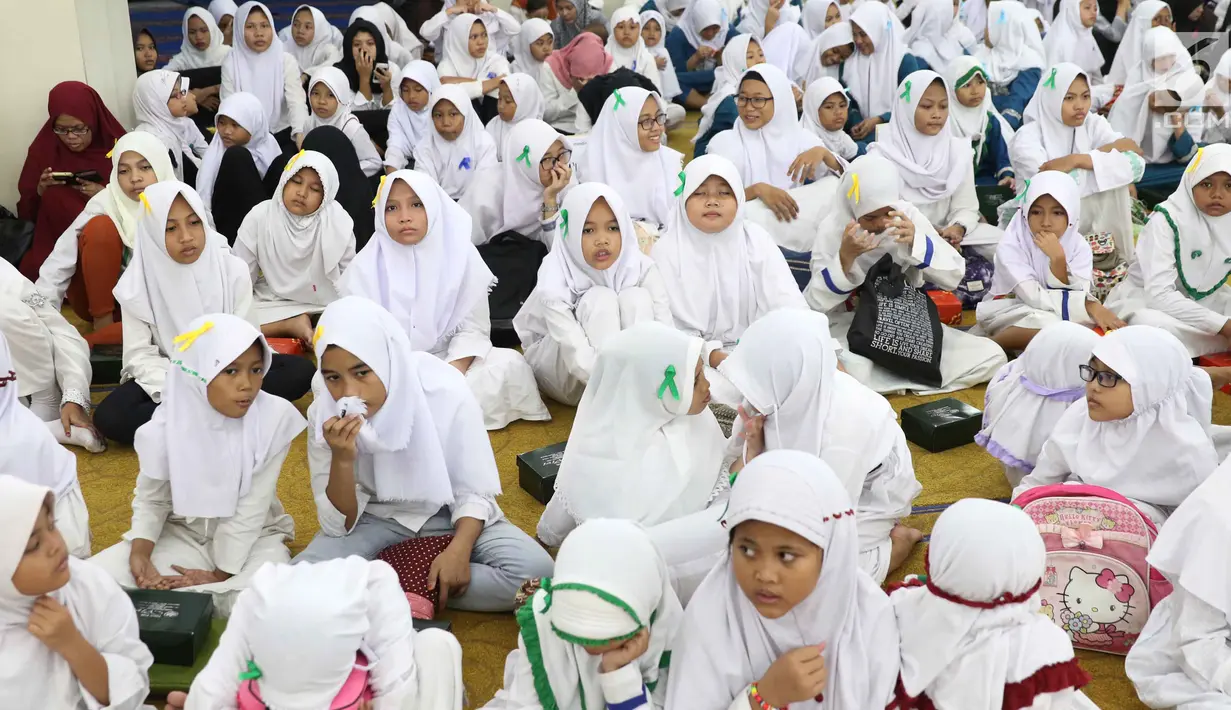 Sejumlah anak yatim piatu mengikuti buka bersama yang diselenggarakan Bank Mandiri di Jakarta, Minggu (11/6). Santunan ini sebagai bentuk empati dan wahana berbagi kebahagiaan di bulan Ramadan. (Liputan6.com/Angga Yuniar)