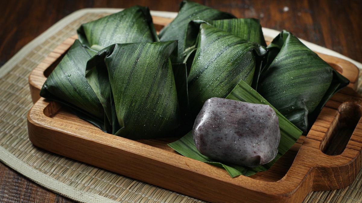 Kue Bugis Ketan yang lembut dan manis, dibungkus rapi dalam daun pisang hijau segar, siap disantap