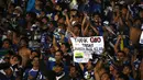 Suporter Persib Bandung membentangkan tulisan ucapan terima kasih usai Persib memenangi Final Piala Presiden 2015 di Stadion Gelora Bung Karno, Jakarta,Minggu (18/10/2015). (Bola.com/Nicklas Hanoatubun)