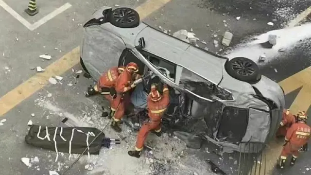 Kecelakaan saat uji coba mobil listrik NIO di Shanghai, China menyebabkan dua orang tewas. (Weibo)