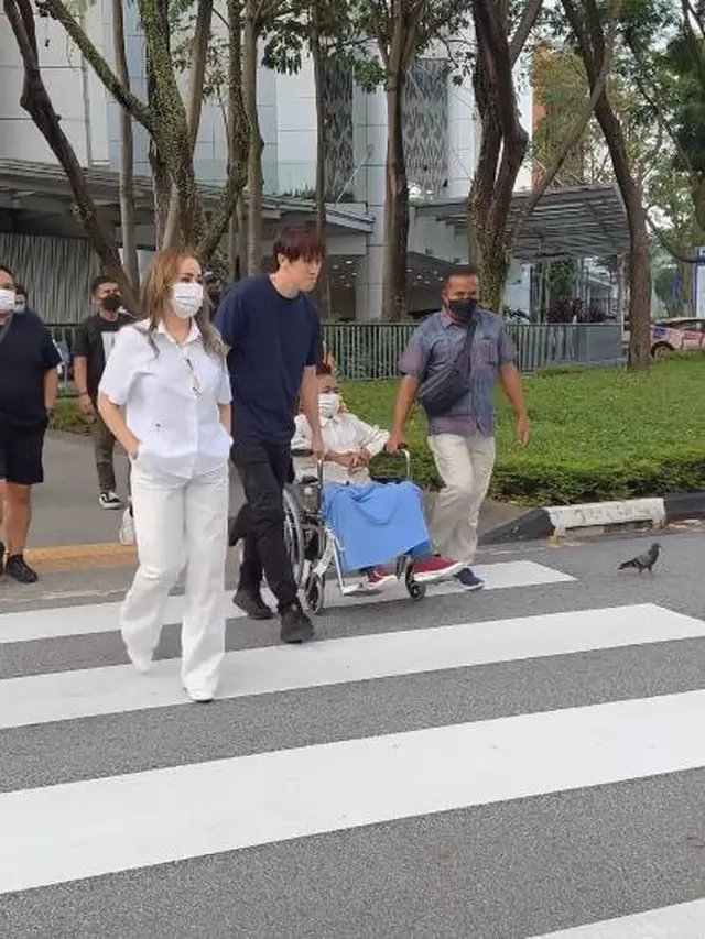 7 Potret Momo Geisha Temani Ibundanya Jalani Pengobatan di Singapura