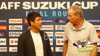 Pelatih Timnas Indonesia, Alfred Riedl (kanan) dan Pelatih Vietnam berbincang saat mengikuti press conference jelang leg kedua semifinal AFF Suzuki Cup 2016 di Vietnam, (06/12/2016). (Bola.com/Peksi Cahyo)