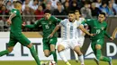 Striker Argentina, Sergio Aguero, dihadang para pemain Bolivia pada laga Grup D Copa America Centenario 2016 di CenturyLink Field, Seattle, Rabu (15/6/2016). (AFP/Jason Redmond)