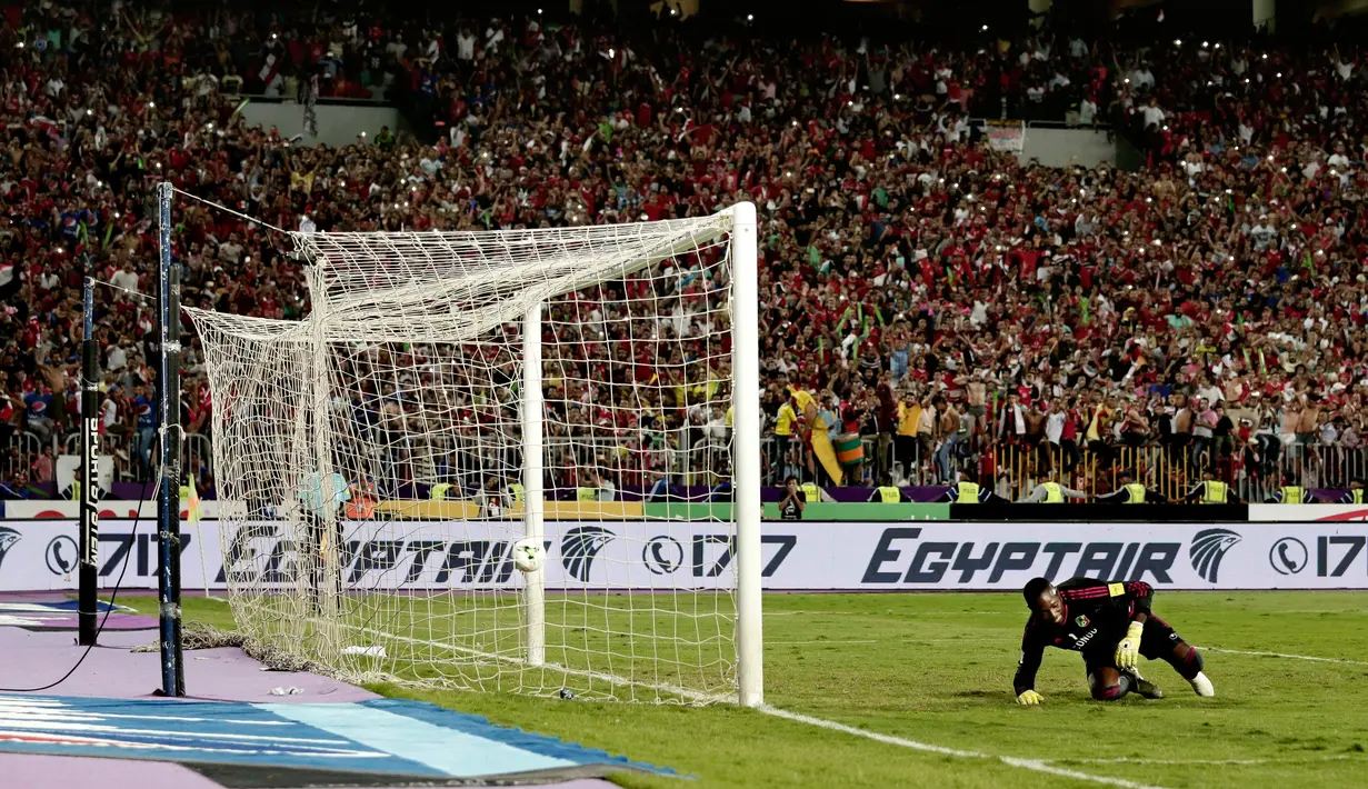 Kiper Kongo, Barel Mouko terjatuh setelah gagal menangkap bola yang ditendang pemain timnas Mesir, Mohamed Salah dalam pertandingan Kualifikasi Piala Dunia 2018 zona Afrika, Minggu (8/10). Mesir menang 2-1 berkat dua gol dari Salah. (AP/Nariman El-Mofty)