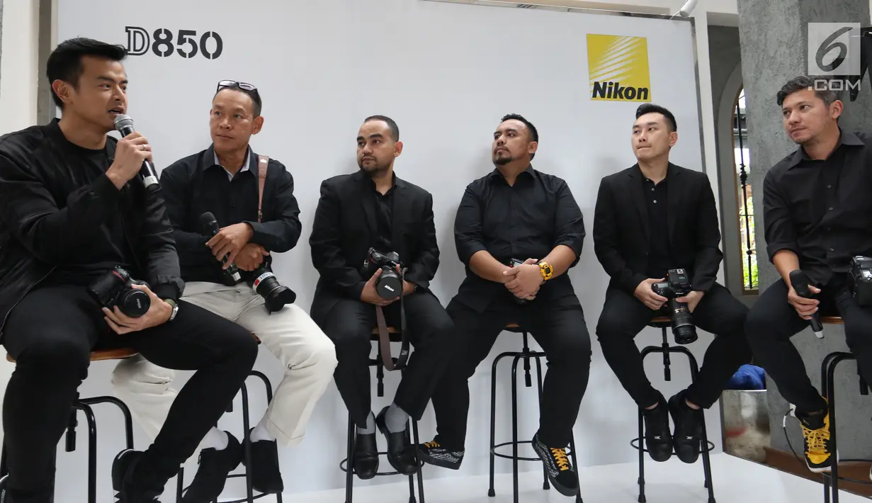 Nikon Icon Dion Wiyoko dan Gading Marten bersama para fotografer profesonal saat mengulas kamera Nikon D850 dalam peluncuran kamera Nikon D850 di Jakarta, Senin (29/1). Digital SLR Nikon FX-format ini dibekali 45,7 megapixels. (Liputan6.com/Angga Yuniar)