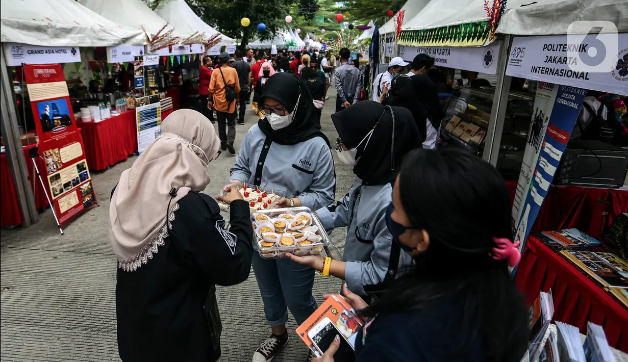 Warga memilih makanan saat mengunjungi stan UMKM Bazaar Kuliner di kawasan Jakarta, Minggu (26/6/2022). Bazar ini diselenggarakan dalam rangkaian perayaaan HUT ke-495 DKI Jakarta. (Liputan6.com/Johan Tallo)