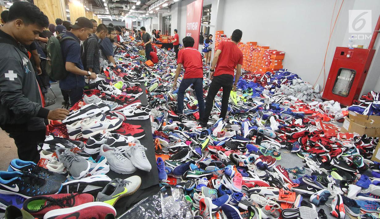 Personas mayores relé efecto PHOTO: Demi Sepatu Nike, Pengunjung Serbu Pesta Diskon di Jakarta - Foto  Liputan6.com