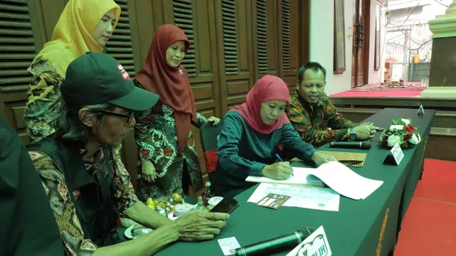 Petugas KPU Jatim melakukan coklit di rumah Khofifah. (Dian Kurniawan/Liputan6.com)