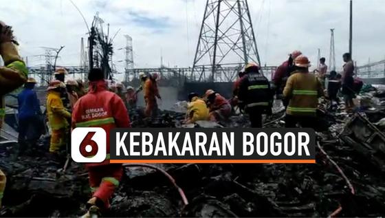 VIDEO: Kebakaran Gudang Barang Bekas Nyaris Mengenai Jaringan Sutet