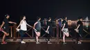 Anggota klub lari merenggangkan tubuh usai berlari di malam hari di Taman Wanlu di Haikou, Provinsi Hainan, China selatan, pada 28 Mei 2020. Berlari di malam hari menjadi olahraga yang populer di kalangan warga Haikou. (Xinhua/Pu Xiaoxu)