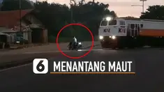 Aksi nekat dilakukan oleh seorang pengendara motor inin karena menerabas lintasan kereta api saat kereta api lewat.