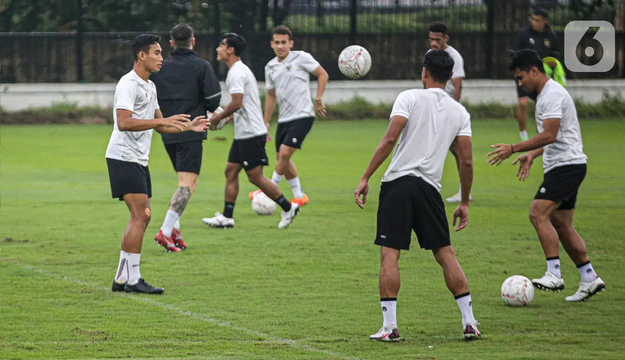 Pesepak bola Timnas Indonesia berlatih menjelang laga leg pertama kontra Vietnam pada semifinal Piala AFF 2022, di Lapangan A Kompleks Gelora Bung Karno, Jakarta, Rabu (4/1/2023). Skuad Garuda – julukan Timnas Indonesia –akan menjamu Vietnam pada semifinal Leg 1 Piala AFF 2022, Jumat 6 Januari 2023 mendatang. (Liputan6.com/Faizal Fanani)