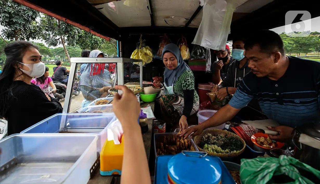 Warga membeli hidangan untuk berbuka puasa di ruang kota Jalan Inpeksi Tanah Kusir, Jakarta, Senin (19/4/2021). Jalan Inpeksi Tanah Kusir ini menjadi salah satu tempat pilihan warga untuk menghabiskan waktu sembari menunggu berbuka puasa atau ngabuburit. (Liputan6.com/Johan Tallo)