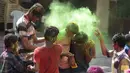 Murid-murid India yang tunanetra dari The Devnar School for the Blind merayakan festival Holi di Hyderabad (21/3). Holi, festival musim semi hindu di India pada akhir musim dingin pada bulan purnama pertama kalender lunar. (AFP Photo/Noah Seelam)