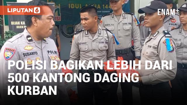 Polisi di Duren Sawit Bagikan Daging Kurban ke Petugas yang Bekerja Saat Cuti Bersama