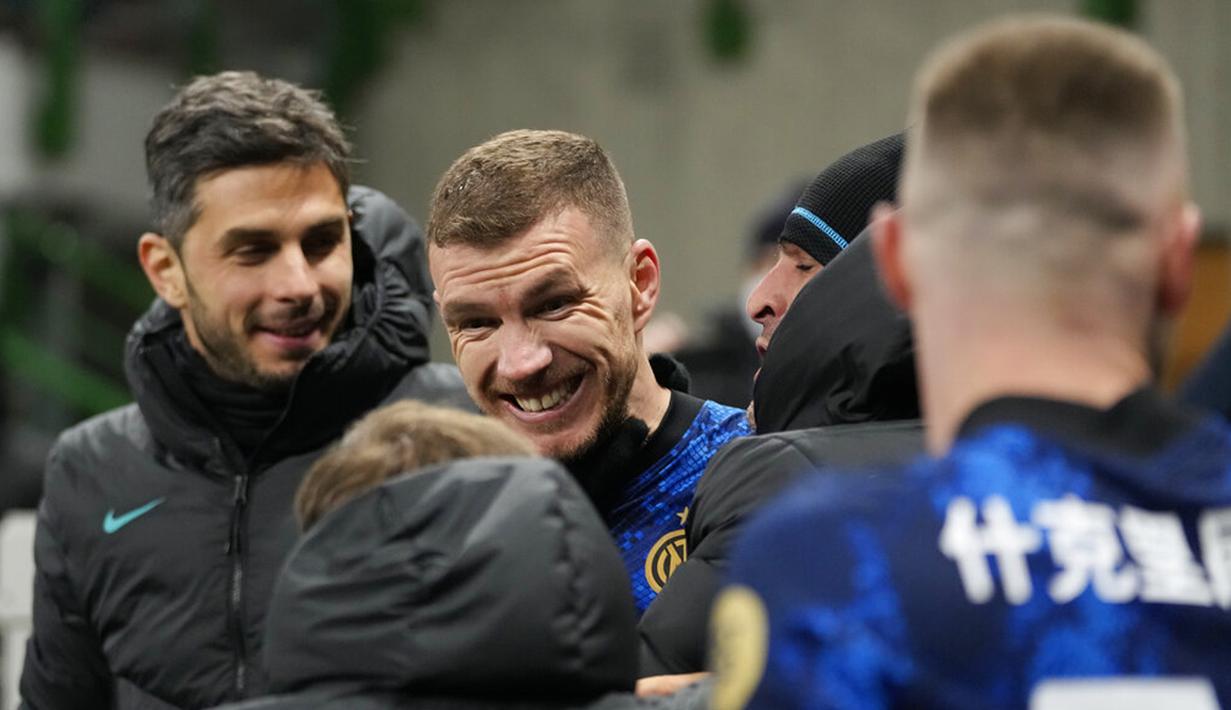 Pemain Inter Milan Edin Dzeko melakukan selebrasi usai mencetak gol ke gawang Venezia pada pertandingan sepak bola Liga Italia di Stadion San Siro, Milan, Italia, 22 Januari 2022. Inter Milan menang 2-1. (AP Photo/Luca Bruno)