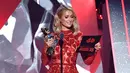 Paris Hilton saat mengumumkan pemenang selama iHeartRadio Music Awards 2018 di Inglewood, California, AS (11/3). Paris Hilton datang bersama tunangannya Chris Zylka. (AFP Photo/Christopher Polk)