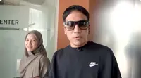 Potret Desta dan Natasha Rizky kompak antar anak&nbsp;sunat. (Sumber: YouTube/Trio Strong Family)