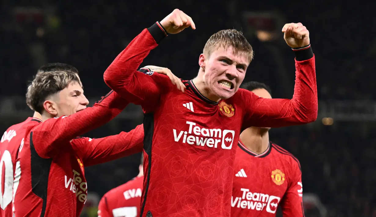 Selebrasi pemain MU setelah Rasmus Hojlund mencetak gol perdananya di Liga Inggris ke gawang Aston Villa dalam pertandingan pekan ke-19 Liga Inggris 2023/2024 yang berlangsung di Old Trafford, Rabu (27/12/2023). (AFP/Oli Scarff)
