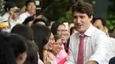 Ekspresi Perdana Menteri Kanada Justin Trudeau saat disambut oleh mahasiswi Universitas Ton Duc Thang di Ho Chi Minh, Vietnam, (9/11). (Adrian Wyld / Canadian Press via AP)