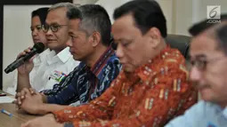 Direktur Program TKN Jokowi-Ma'ruf Aria Bima memberikan keterangan hasil rapat persiapan debat Capres keempat di kantor KPU, Jakarta, Senin (25/3). Hasil rapat tersebut memutuskan TV penyeleggara dalam debat keempat adalah EMTEK group dan Metro TV. (merdeka.com/Iqbal S Nugroho)