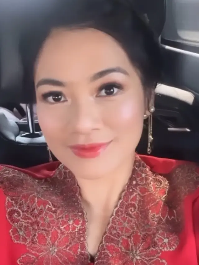 Potret Titi Kamal ketika hadir di wisuda TK putra keduanya. [@titi_kamall]