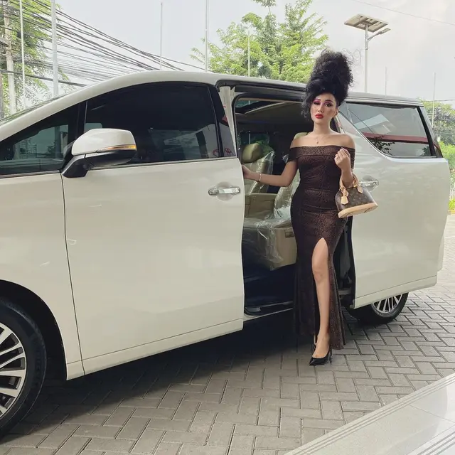 6 Potret Rambut Baru Lucinta Luna saat Pamer Mobil Mewah Ini Bikin Gagal Fokus