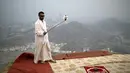 Seorang peziarah tampak berselfie saat berada di Gunung Tsur, Mekkah, Sabtu (19/9/2015). Nabi Muhammad SAW dan Abu Bakar diyakini pernah bersembunyi di sini saat dikejar kaum Quraysi ketika akan hijrah ke Madinah (Reuters/Ahmad Masood)