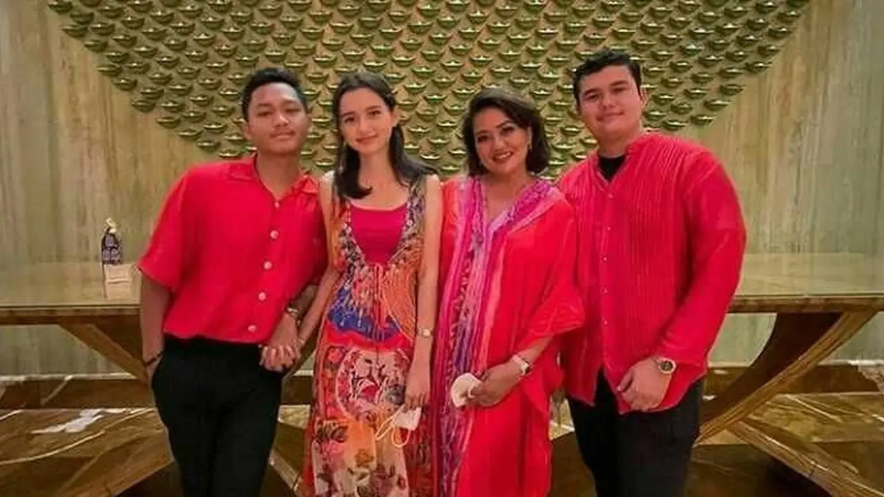 6 Potret Kebersamaan Azriel Hermansah Bareng Keluarga Sarah Menzel, Makin Akrab