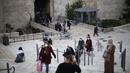 Orang-orang yang mengenakan masker terlihat di luar Kota Tua Yerusalem di tengah pandemi COVID-19 (25/11/2020). (Xinhua/Muammar Awad)