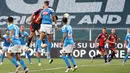Bek Genoa, Edoardo Goldaniga melompat untuk mencetak gol ke gawang Napoli pada pekan ke-31 Serie A Liga Italia musim 2019/2020 di Stadion Luigi Ferraris, Rabu (8/7/2020). Napoli unggul tipis 2-1 atas Genoa . (Tano Pecoraro/LaPresse via AP)