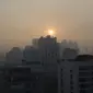 Lapisan kabut asap menyelimuti Bangkok, Thailand (14/1). Thailand telah berupaya untuk mengatasi polusi yang telah menyelimuti ibukota dalam beberapa pekan terakhir. (AFP Photo/Romeo Gacad)