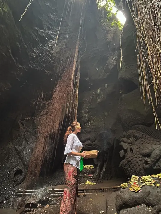 Tidak hanya mengunggah potret yang tengah menjalani ritual melukat, namun Aura Kasih juga terlihat berdoa di bawah air terjun seraya membawa sajen khas orang Bali. Kendati demikian, Aura Kasih tak memedulikan kritikan dari netizen. (Liputan6.com/IG/@aurakasih)