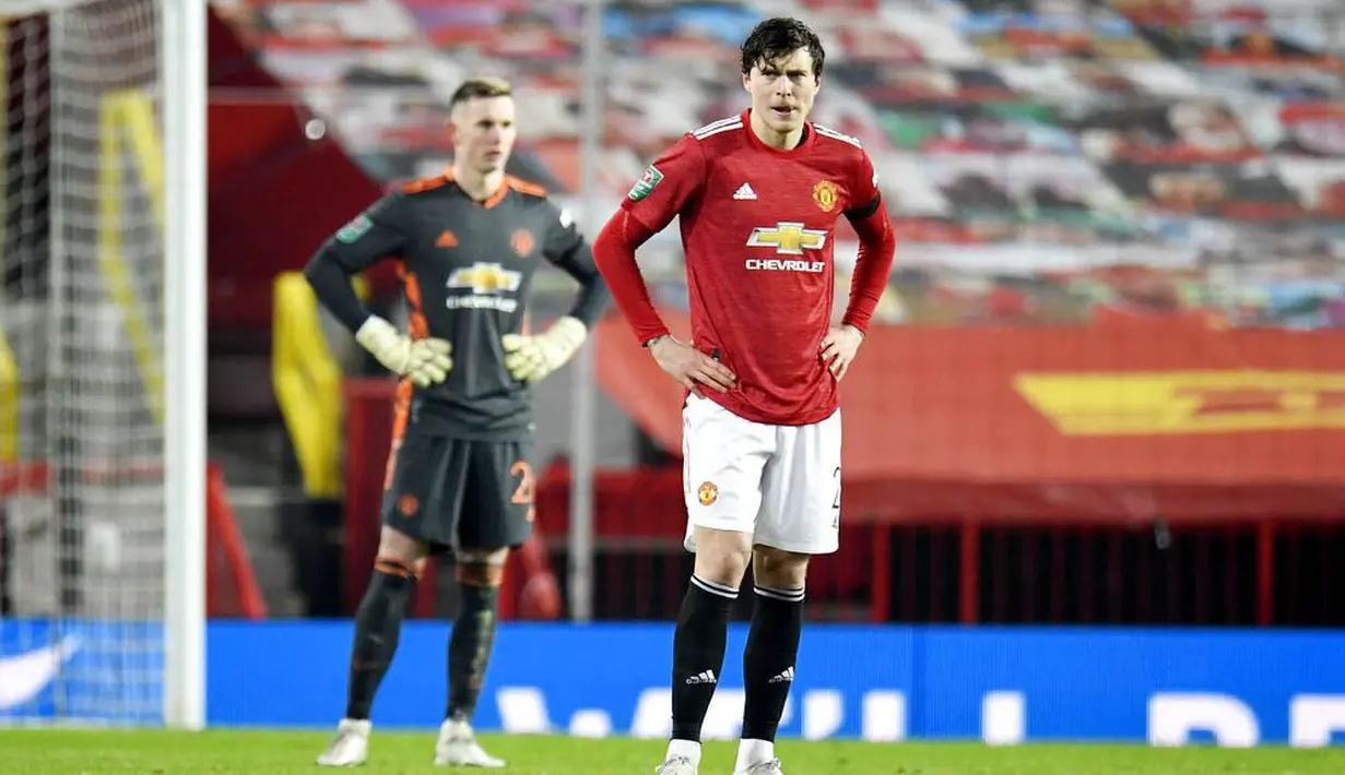 Bek Manchester United, Victor Lindelof, tampak kecewa usai ditaklukkan Manchester City pada laga Piala Liga Inggris di Stadion Old Trafford, Rabu (6/1/2021). City menang dengan skor 2-0. (Peter Powell/Pool via AP)
