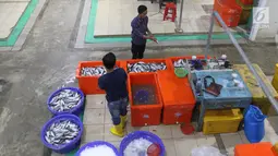 Pedagang menata ikan di Pelelangan ikan Muara Baru, Jakarta, Sabtu (6/7/2019). Angka ini mengalami kenaikan 24% dibandingkan periode yang sama tahun lalu yang hanya mencapai Rp32 triliun. (Liputan6.com/Angga Yuniar)