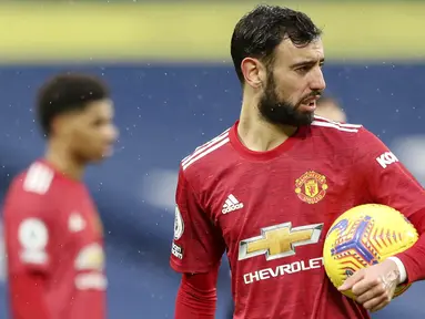 Ekspresi gelandang Manchester United, Bruno Fernandes, saat melawan West Bromwich Albion pada laga Liga Inggris di Stadion Hawthorns, Minggu (14/2/2021). Kedua tim bermain imbang 1-1. (Naomi Baker/Pool Photo via AP)