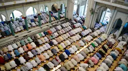 Umat Muslim India melaksanakan Salat Jumat pertama di bulan suci Ramadan di Masjid Vasi Ullah di Allahabad, India, Jumat (2/6). (AFP PHOTO / SANJAY KANOJIA)