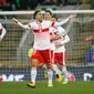 Pemain swiss, Ricardo Rodriguez (tengah) merayakan gol lewat penalti ke gawang Irlandia Utara dalam leg pertama playoff Piala Dunia 2018  di Windsor Park, Jumat (10/11). Bermain di kandang lawan, Swiss meraih kemenangan tipis 1-0. (AP/Peter Morrison)