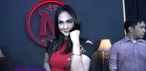 Luna Maya tidak terlalu ribet dalam urusan berbusana. Tetapi sang kekasih, Reino Barrack selalu protes ketika dirinya menggunakan pakaian yang minim.