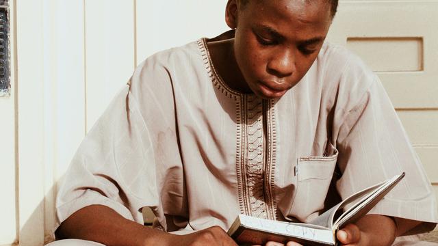 Ilustrasi Islami, muslim, membaca buku, belajar hadis