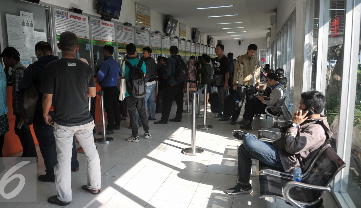 Calon pemudik mengantri di loket penjualan tiket kereta api di Stasiun Senen, Jakarta, (9/9). Jelang libur panjang Hari Raya Idul Adha tiket Kereta reguler dan tambahan yang disiapkan PT KAI telah habis terjual. (Liputan6.com/Yoppy Renato)