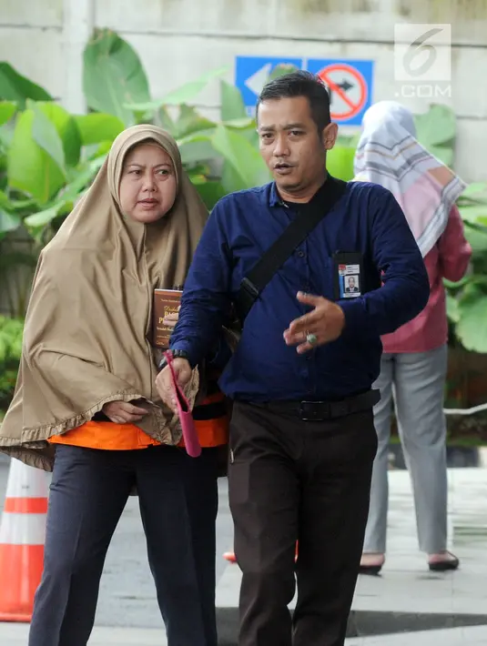 Anggota DPDR Kota Malang Sulik Lestyowati mendapat pengawalan saat kembali menjalani pemeriksaan di Gedung KPK, Jakarta, Rabu (25/4). Sulik Lestyowati diperiksa sebagai saksi untuk tersangka anggota DPRD Malang Abdul Hakim. (Merdeka.com/Dwi Narwoko)