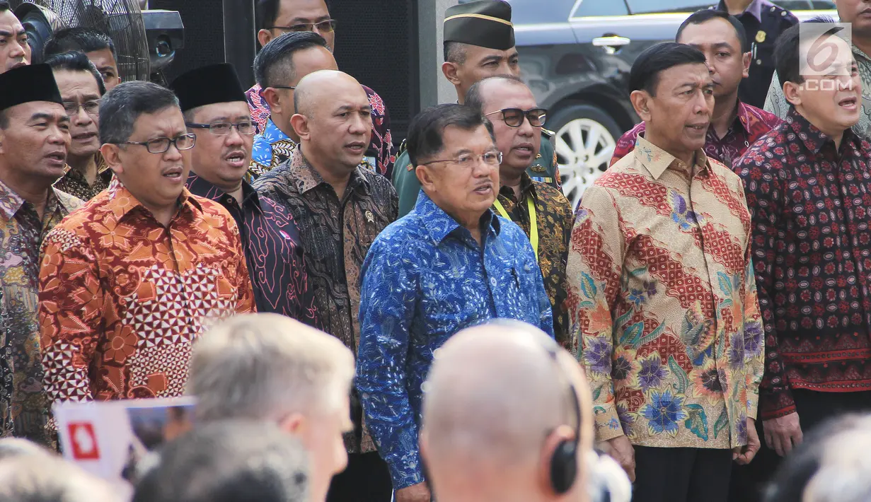 Wakil Presiden Jusuf Kalla menghadiri pembukaan pameran lukisan koleksi Istana di Galeri Nasional RI, Jakarta, Selasa (1/8). Pameran yang menampilkan lukisan koleksi istana tersebut akan di buka untuk umum besok rabu (2/8). (Liputan6.com/Angga Yuniar)