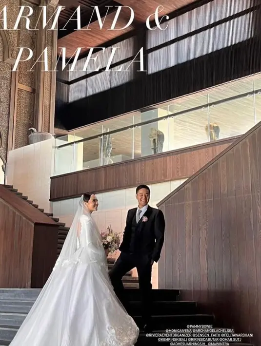 Aktris 29 tahun itu mengenakan gaun klasik berwarna putih dengan detail lengan panjang dan kerah square neck. [Instagram/pammybowie]