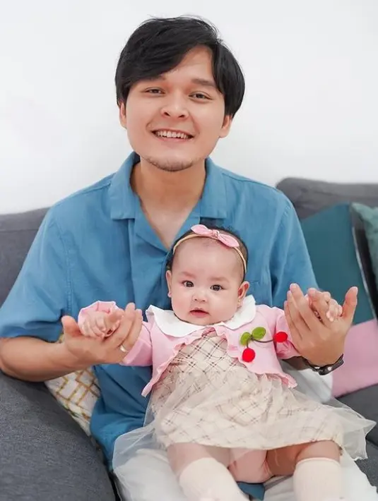 Anisa Rahma asuh buah hati [Instagram/anisarahma_12]