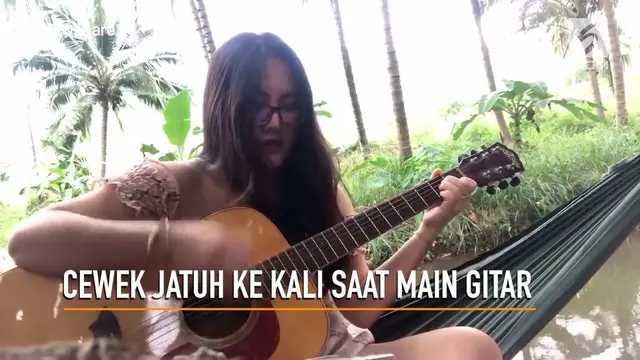 VIDEO: Cewek Asik Main Gitar, Tahu-Tahu...