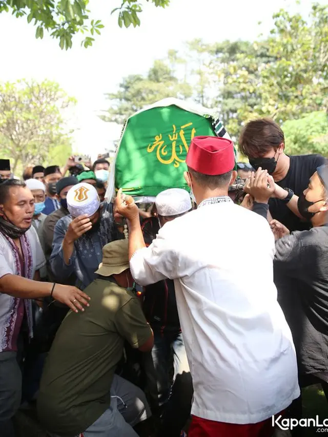 Pemakaman komedian Sapri di TPU Ulujami (Kapanlagi.com)