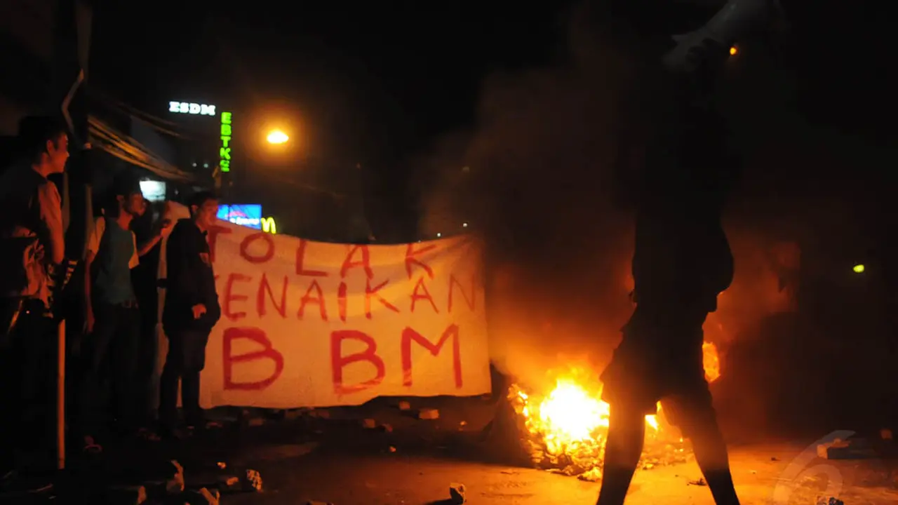BBM Naik, Mahasiswa Bakar Ban di Tengah Jalan