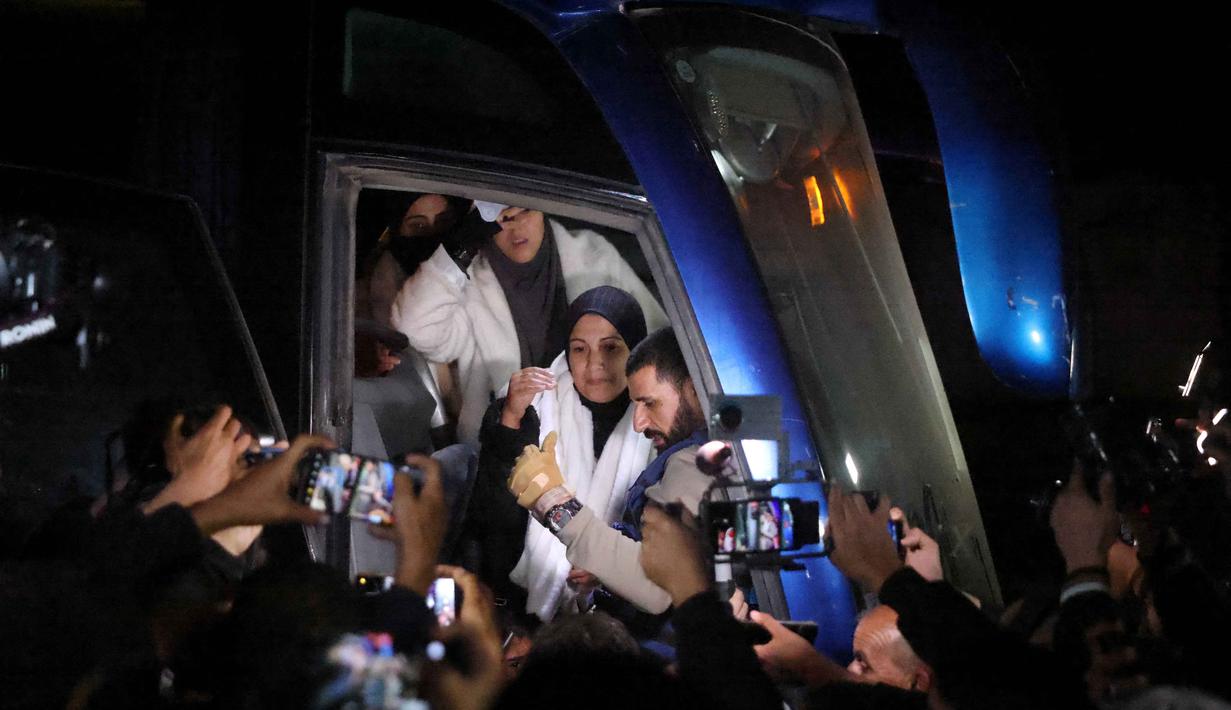 Mereka tiba di Rumah Sakit Nasser dengan kendaraan berlabel Perserikatan Bangsa Bangsa (PBB). Tampak dalam foto, warga Palestina yang datang dari penyeberangan Rafah, Mesir, tiba di Rumah Sakit Nasser di Khan Yunis, Jalur Gaza selatan pada 2 Februari 2026. (Bashar Taleb/AFP)